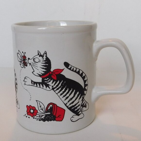 Collectible Cat Coffee Mug - Cat chasing butterfly vintage Japan - Picture 3 of 5